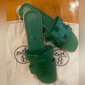 H leather croc-like green sandals *NEW*